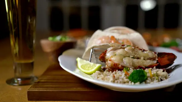 Bogavante sobre un plato de arroz