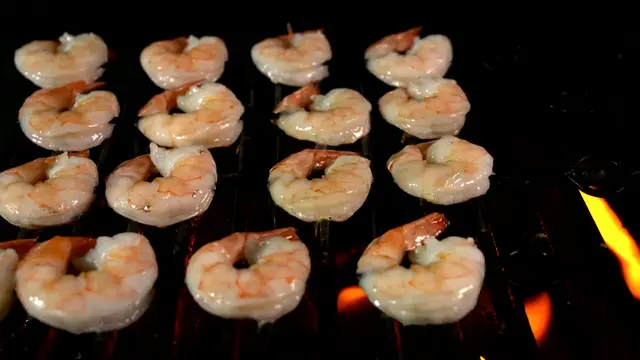 Gambas asándose sobre las brasas