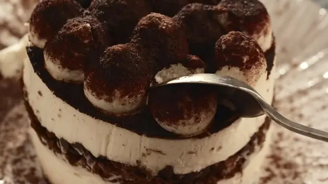 Tiramisú espolvoreado con cacao