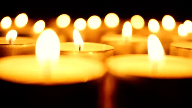 Velas encendidas sobre una mesa
